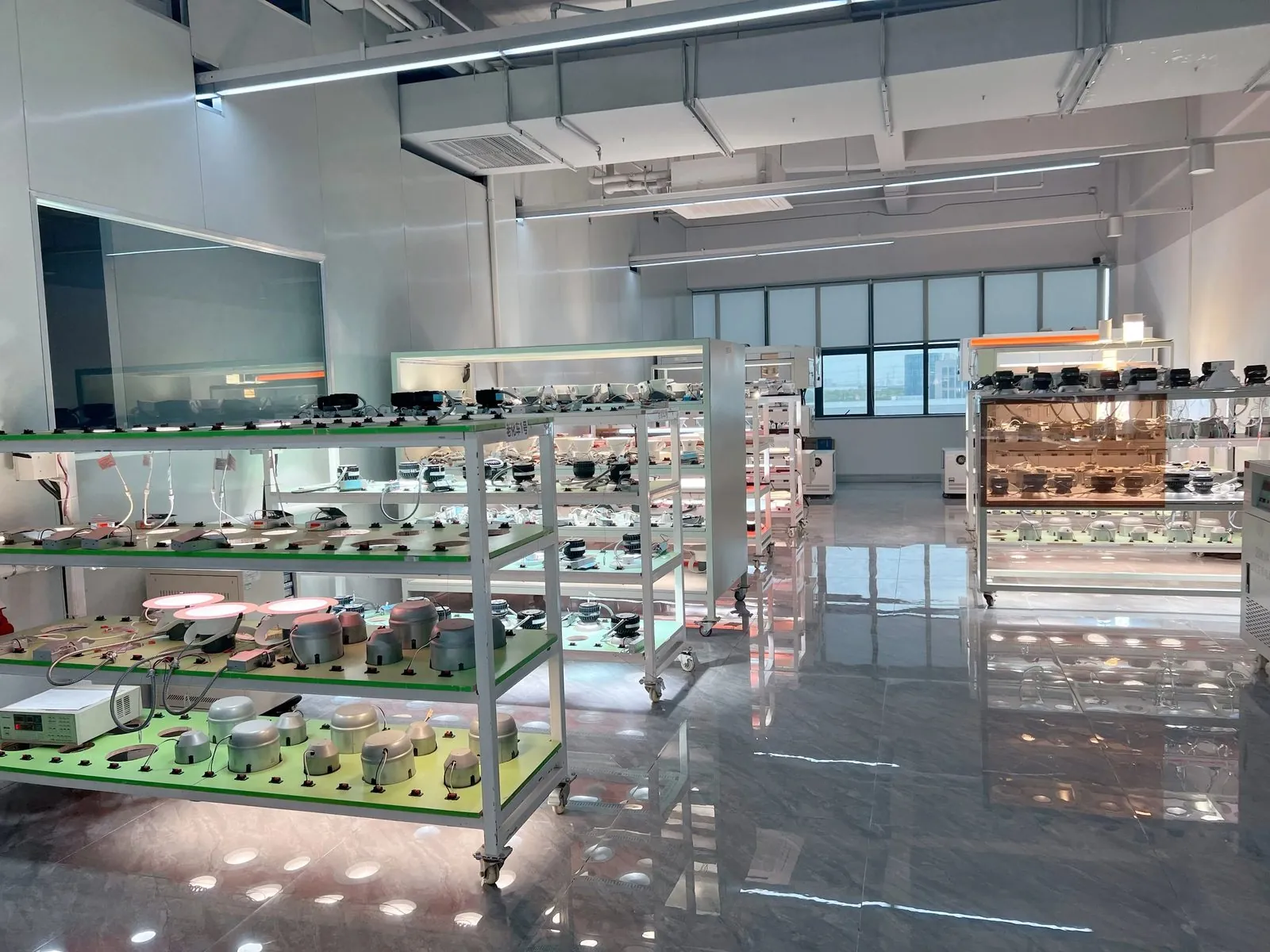 老化测试架与在测灯具